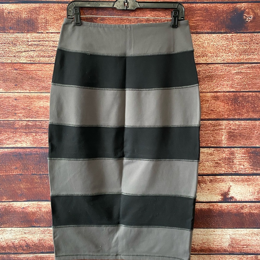 Lululemon skirt Size 10 Yoga Over Skirt. Black and gray.